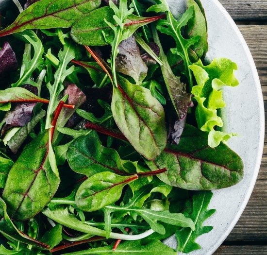 Entradas em Paris salada de folhas verdes.