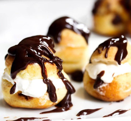 O que comer na França sobremesa profiteroles.