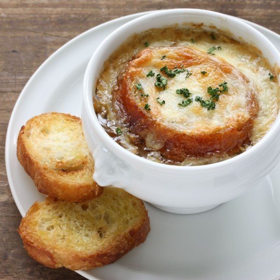 O que comer em Paris sopa de cebola.