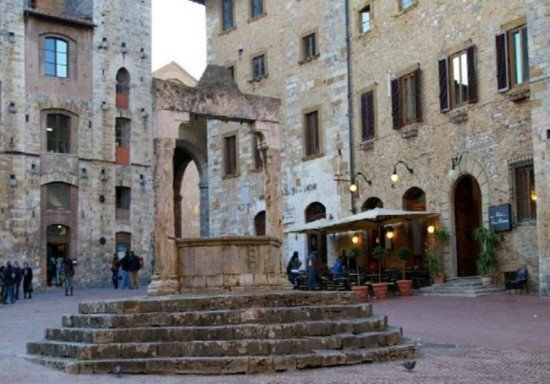 Praça central ou Praça do Poço de San Gimignano.