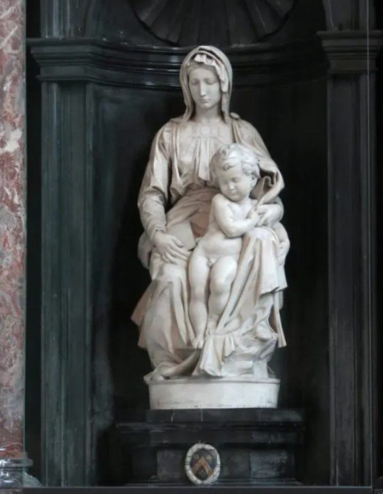 Escultura Virgem Maria com a Criança de Michelangelo em Bruges.